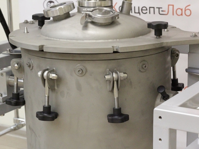 Болты фиксации крышки емкости