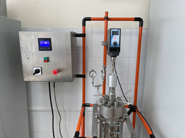 реактор высокого давления для синтеза в условиях сверхкритического давления и температуры