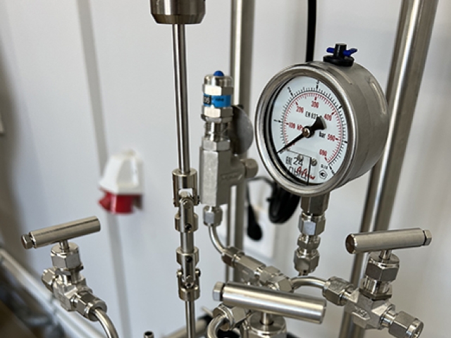 манометр для измерения давления внутри реактора