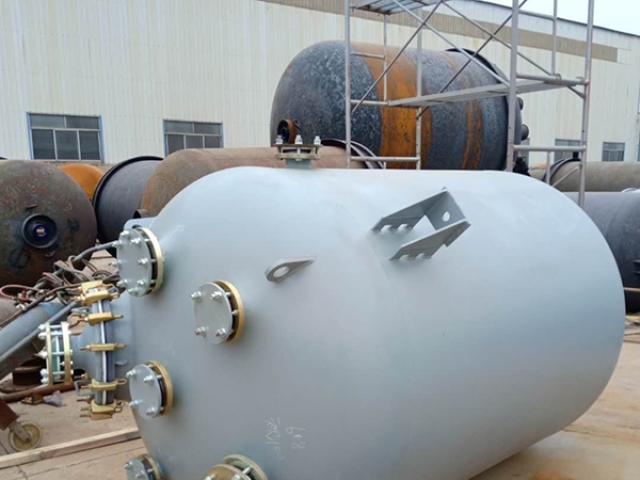 Вертикальный неразъемный эмалированный бак