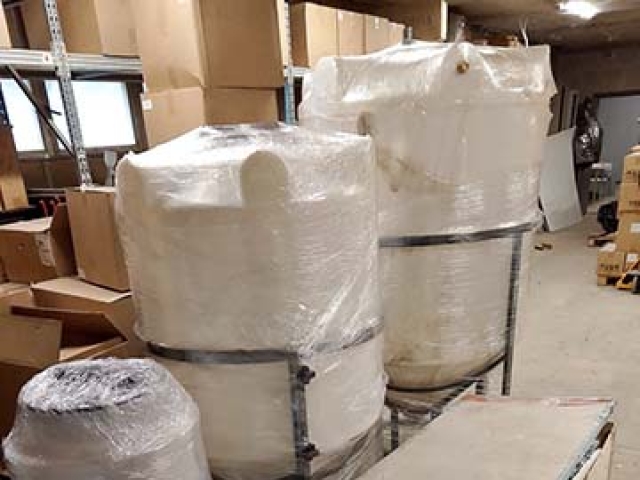 пластиковая емкость с мешалкой